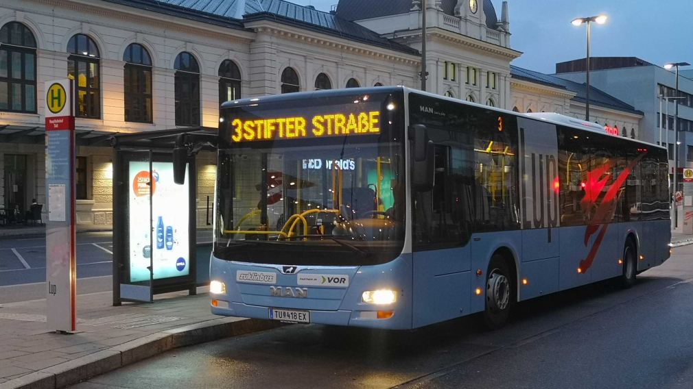 LUP-Stadtbus bei der Bushaltestelle am St. Pöltner Hauptbahnhof. (Foto: Josef Vorlaufer)