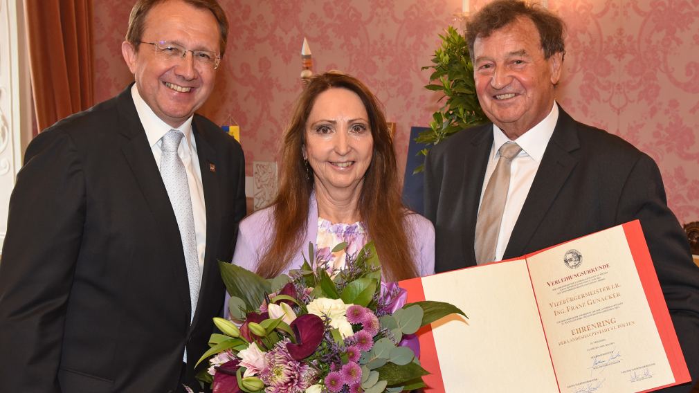 Bürgermeister Matthias Stadler mit Helga Gunacker und Franz Gunacker. (Foto: Josef Vorlaufer)