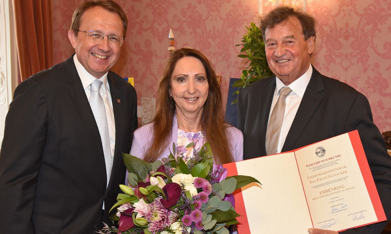 Bürgermeister Matthias Stadler mit Helga Gunacker und Franz Gunacker. (Foto: Josef Vorlaufer)