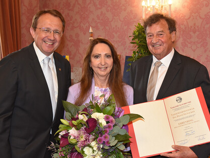 Bürgermeister Matthias Stadler mit Helga Gunacker und Franz Gunacker. (Foto: Josef Vorlaufer)