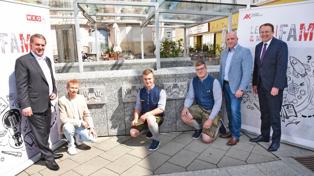 WKNÖ-Präsident Wolfgang Ecker, Manuel Bender, Floristik-Weltmeister und Best of Nation WorldSkills 2024, Stefan Huber und Christoph Kurz, Weltmeister im Team-Beruf Betonbau der WorldSkills 2024, AKNÖ-Präsident Markus Wieser und Matthias Stadler, Bürgermeister St. Pölten. (Foto: Josef Vorlaufer)