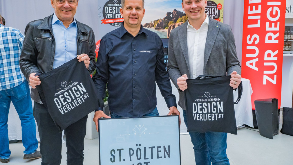 Sigi Kolda mit dem ersten Designverliebt-Plakat und den Kreativmarkt-Fans Helge Haslinger und Florian Krumböck. Foto: Josef Haiden