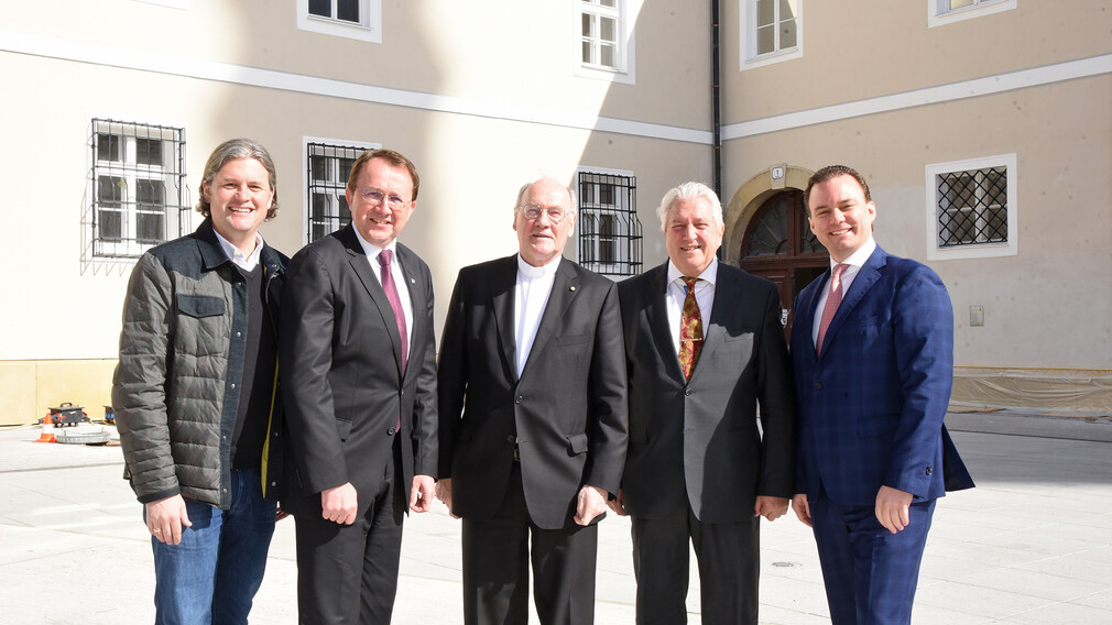 Dominik Mesner, Matthias Stadler,  Alois Schwarz, Erwin Spiel und Walter Benda posieren für ein Gruppenfoto am Domplatz. (Foto: Josef Vorlaufer)