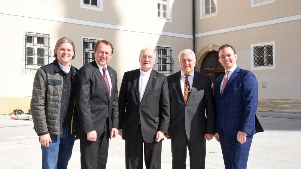 Dominik Mesner, Matthias Stadler,  Alois Schwarz, Erwin Spiel und Walter Benda posieren für ein Gruppenfoto am Domplatz. (Foto: Josef Vorlaufer)