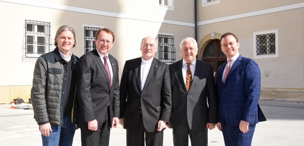 Dominik Mesner, Matthias Stadler,  Alois Schwarz, Erwin Spiel und Walter Benda posieren für ein Gruppenfoto am Domplatz. (Foto: Josef Vorlaufer)