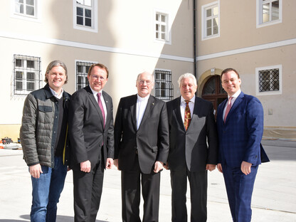 Dominik Mesner, Matthias Stadler,  Alois Schwarz, Erwin Spiel und Walter Benda posieren für ein Gruppenfoto am Domplatz. (Foto: Josef Vorlaufer)