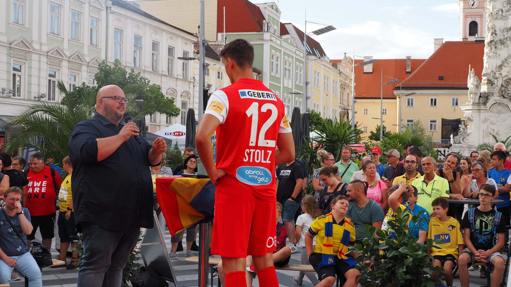 Die gesamte SKN Wolfsfamilie am Rathausplatz bei der Teampräsentation