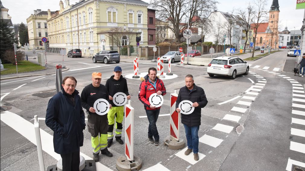 Vier Stoppschilder beim neuen Kreisverkehr sorgen dafür, dass der Verkehr bei der Karmeliterhof-Garage beruhigt wird. (Foto: Josef Vorlaufer)