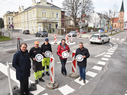 Vier Stoppschilder beim neuen Kreisverkehr sorgen dafür, dass der Verkehr bei der Karmeliterhof-Garage beruhigt wird. (Foto: Josef Vorlaufer)