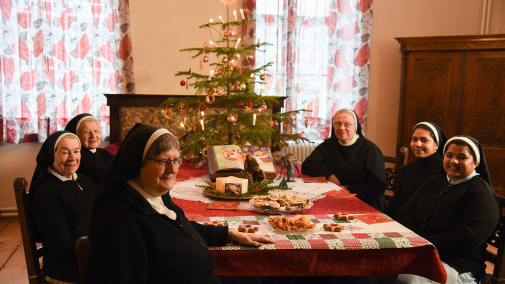 Weihnachtsfeier bei den Schulschwestern.