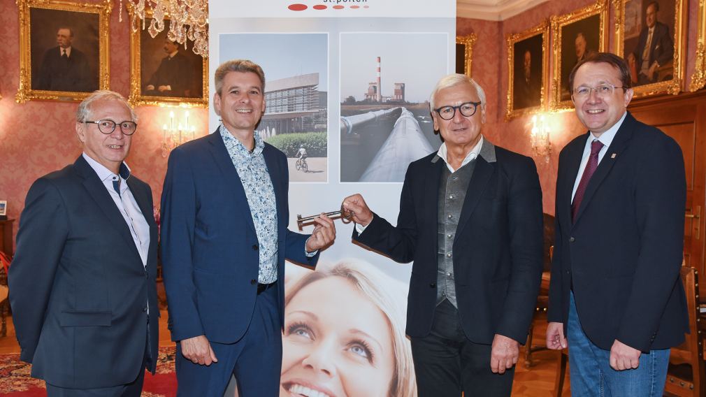 Geschäftsführer Erwin Ruthner, Geschäftsführer Anton Waxenegger, Herbert Bugl und Bürgermeister Matthias Stadler bei der symbolischen Schlüsselübergabe im Rathaus. (Foto: Josef Vorlaufer) 