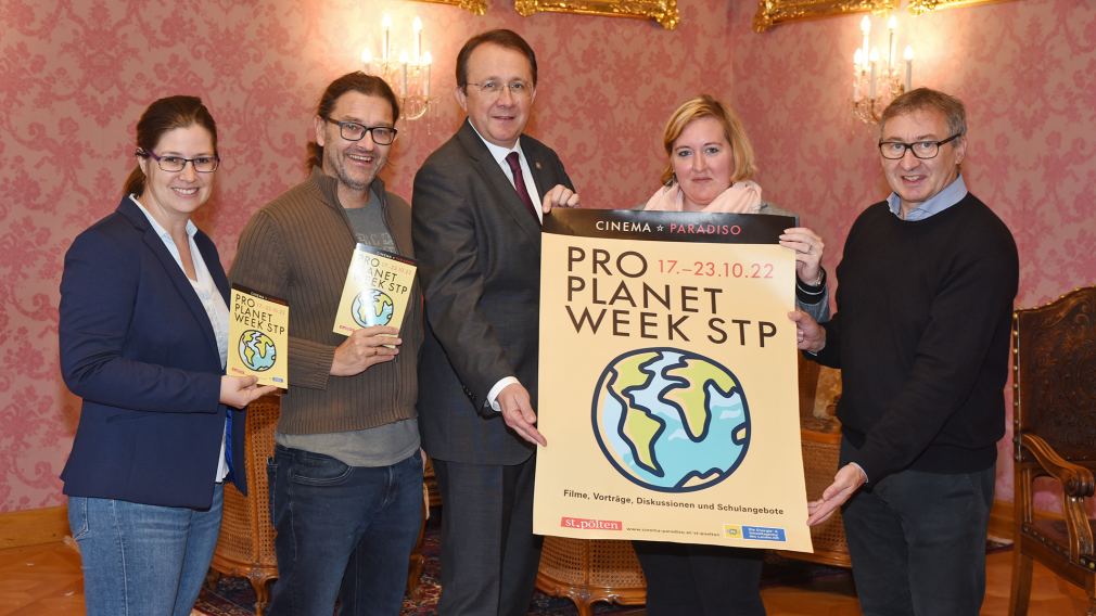 Ein Promo-Foto für die Pro Planet Week, bei dem das Plakat präsentiert wird.