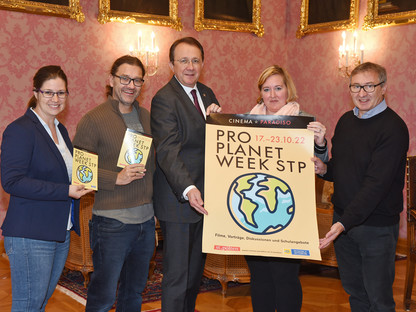 Ein Promo-Foto für die Pro Planet Week, bei dem das Plakat präsentiert wird.