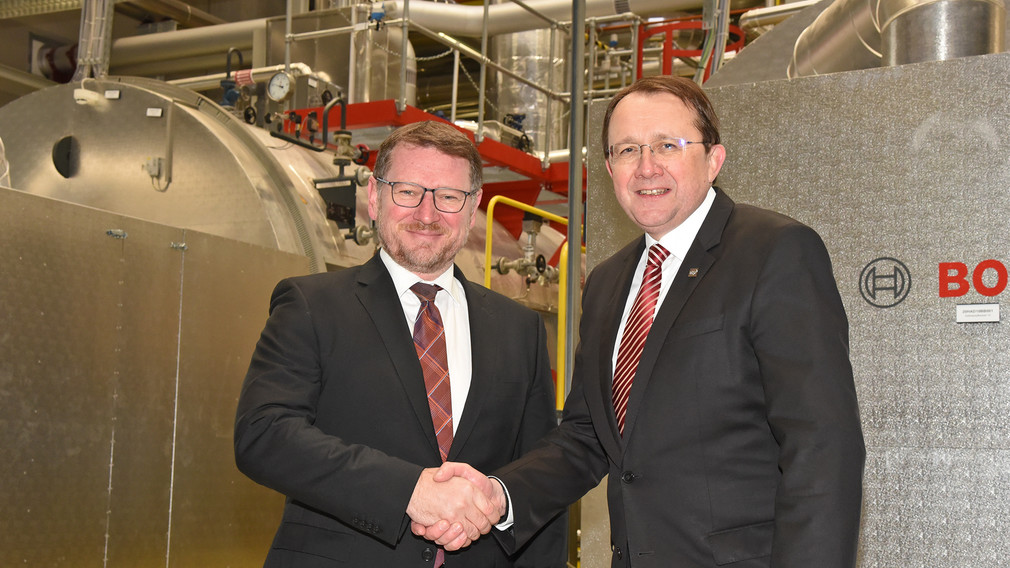 Franz Gruber und Bürgermeister Matthias Stadler im Fernheizkraftwerk Nord. (Foto: Josef Vorlaufer)