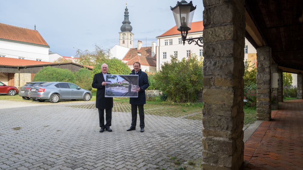 Zwei Personen mit Visualisierung im Alumnatsgarten. (Foto: Kalteis)