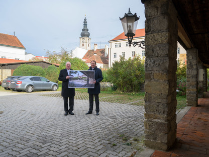 Zwei Personen mit Visualisierung im Alumnatsgarten. (Foto: Kalteis)