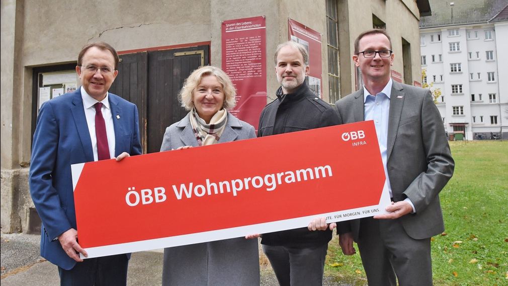 Bürgermeister Matthias Stadler, Vera Casper (ÖBB-Projekleiterin Wohnprogramm), Gerhard Hofer (e7) und Georg Ortner (ÖBB Geschäftsbereichsleiter Strategische Steuerung Immobilien) präsentierten im Pumpenhaus gemeinsam das Projekt. (Foto: Josef Vorlaufer)