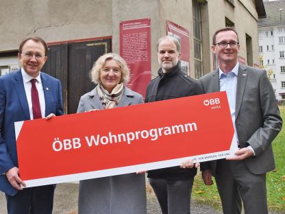 Bürgermeister Matthias Stadler, Vera Casper (ÖBB-Projekleiterin Wohnprogramm), Gerhard Hofer (e7) und Georg Ortner (ÖBB Geschäftsbereichsleiter Strategische Steuerung Immobilien) präsentierten im Pumpenhaus gemeinsam das Projekt. (Foto: Josef Vorlaufer)