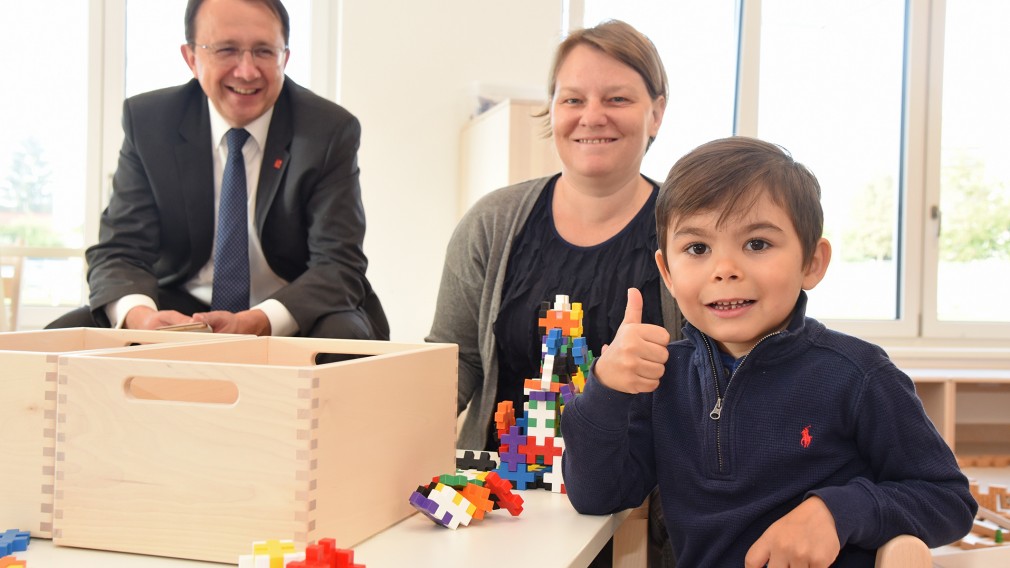 Bürgermeister Matthias Stadler mit einer Kindergartenbetreuerin und einem Jungen im neuen Kindergarten am Eisberg. (Foto:Josef Vorlaufer)