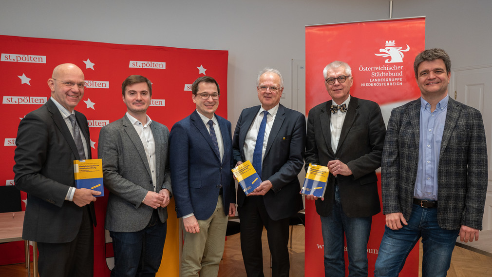 6 Personen präsentieren das neue Handbuch. (Foto: Kalteis)