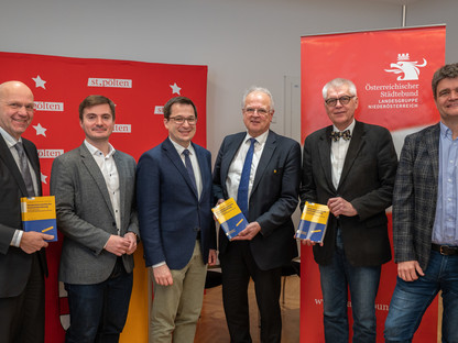 6 Personen präsentieren das neue Handbuch. (Foto: Kalteis)