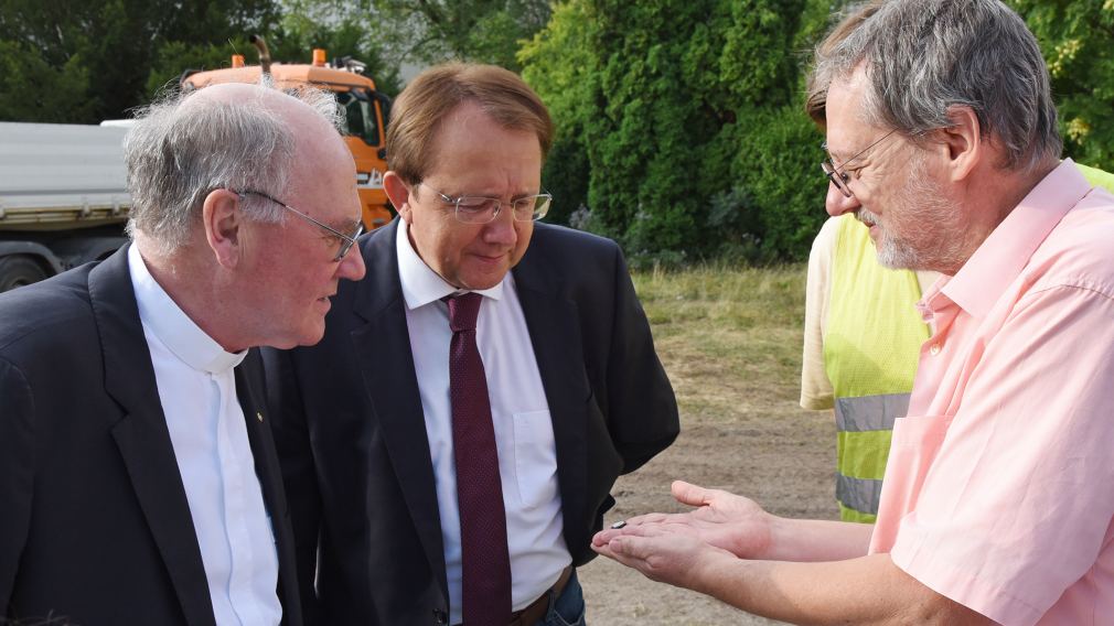 Auf dem Foto sind Archäologe Ronald Risy, Bürgermeister Matthias Stadler und Bischof Alois Schwarz zu sehen. (Foto: Josef Vorlaufer)