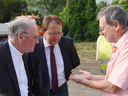 Auf dem Foto sind Archäologe Ronald Risy, Bürgermeister Matthias Stadler und Bischof Alois Schwarz zu sehen. (Foto: Josef Vorlaufer)