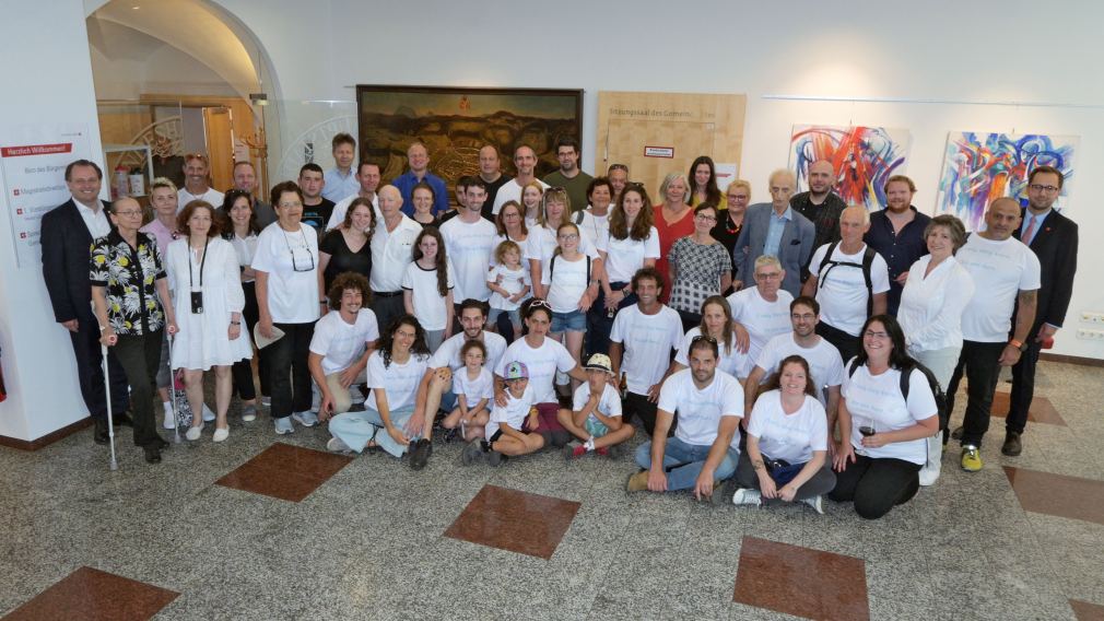 Ein Gruppenfoto mit Nachfahrern der Holocaust-Opfer im Rathaus von St. Pölten.