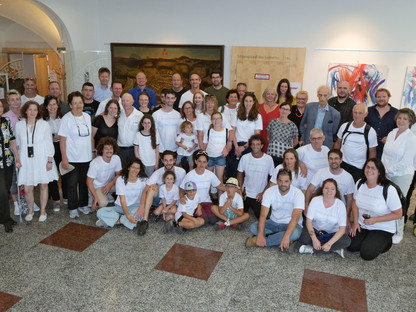 Ein Gruppenfoto mit Nachfahrern der Holocaust-Opfer im Rathaus von St. Pölten.