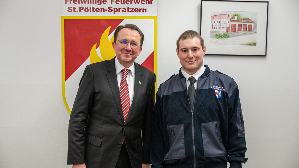 Unter dem Wahlvorsitz von Bürgermeister Matthias Stadler erfolgte in Spratzern die Wahl des neuen Feuerwehr-Kommandanten Daniel Kornberger. (Foto: Arman Kalteis)     
