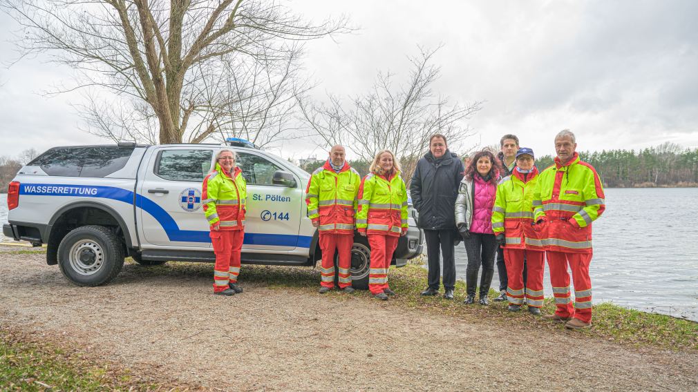 Ein Gruppenfoto mit der Wasserrettung und weiteren Personen von der Stadt St. Pölten und einer Vertreterin des Autohauses Schirak-Lehr.