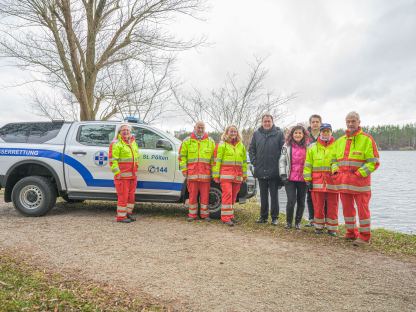 Ein Gruppenfoto mit der Wasserrettung und weiteren Personen von der Stadt St. Pölten und einer Vertreterin des Autohauses Schirak-Lehr.