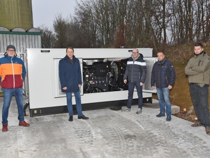 Peter Puchner, Bürgermeister Mag. Matthias Stadler, Baudirektor DI Wolfgang Lengauer, Ing. Erwin Sulzer und Ing. Thomas Angerer stehend im Freien vor Notstromaggregat am Wirtschaftshof. (Foto: Josef Vorlaufer).