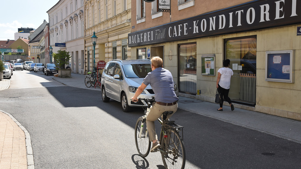 Ein Radfahrer und eine Fußgängerin in der Wienerstraße
