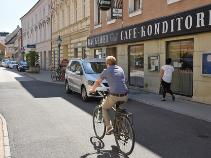 Ein Radfahrer und eine Fußgängerin in der Wienerstraße