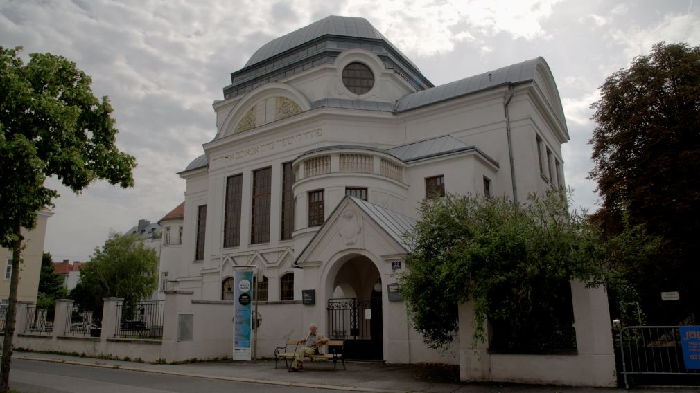 Hans Morgenstern sitzt auf einer Bank vor der Synagoge.(Foto: Gerhard Mader/Produktion West)