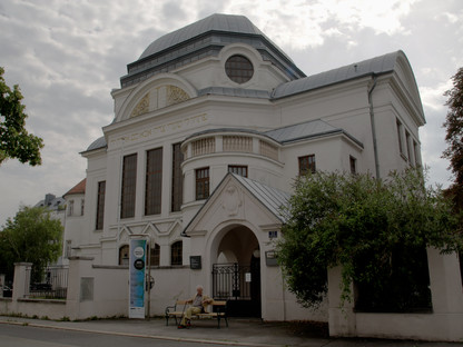 Hans Morgenstern sitzt auf einer Bank vor der Synagoge.(Foto: Gerhard Mader/Produktion West)
