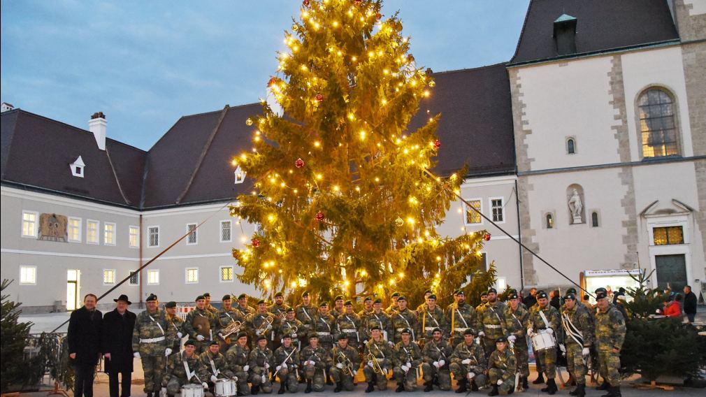 Bischof Alois Schwarz, Bürgermeister Matthias Stadler und die Militärmusik bei der Erstbeleuchtung des ersten Christbaums am Domplatz. (Foto: Josef Vorlaufer)