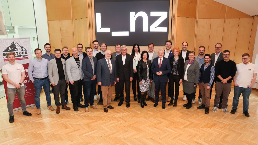 Gruppenfoto mit einer St. Pöltner Delegation und Vertreter der Stadt Linz.