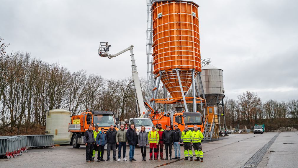 Gruppenfoto bei den neuen Fahrzeugen und dem neuen Silo am Wirtschaftshof.