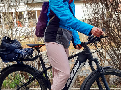 Barbara fährt immer wenn es die Witterung zulässt mit ihrem E-Bike, das sie mit Strom ihrer PV Anlage lädt, ins Büro. (Foto: Barbara Greiner)