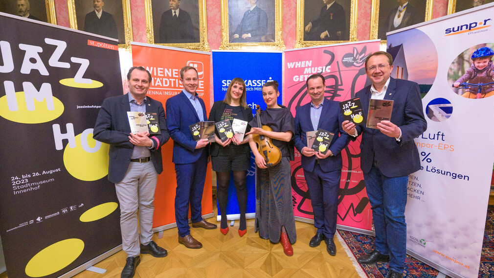Auch in der Saison 2023 werden das Barockfestival und das Jazz im Hof-Festival mit einem hochkarätigen Line-up die Besucher begeistern. v.l.n.r.: Kulturamtsdirektor Alfred Kellner, Marketingchef der Sparkasse NÖ Mitte-West Florian Haiderer, die künstlerische Leiterin beider Fesivals Caroline Berchotteau, die Musikerin Jelena Popržan, Vorstandsdirektor der Sparkasse NÖ Mitte-West Peter Hronek und Bürgermeister Matthias Stadler. (Foto: Arman Kalteis)