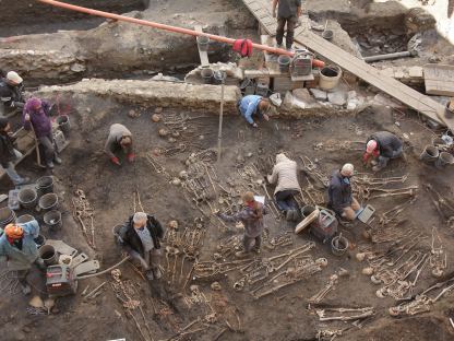 Nekropolis ist den Funden der Domplatz-Ausgrabungen auf der Spur. Die Skelette sind für Forscher wie ungelesene Bücher, die einige Geheimnisse lüften können. Foto: Stadtmuseum St. Pölten