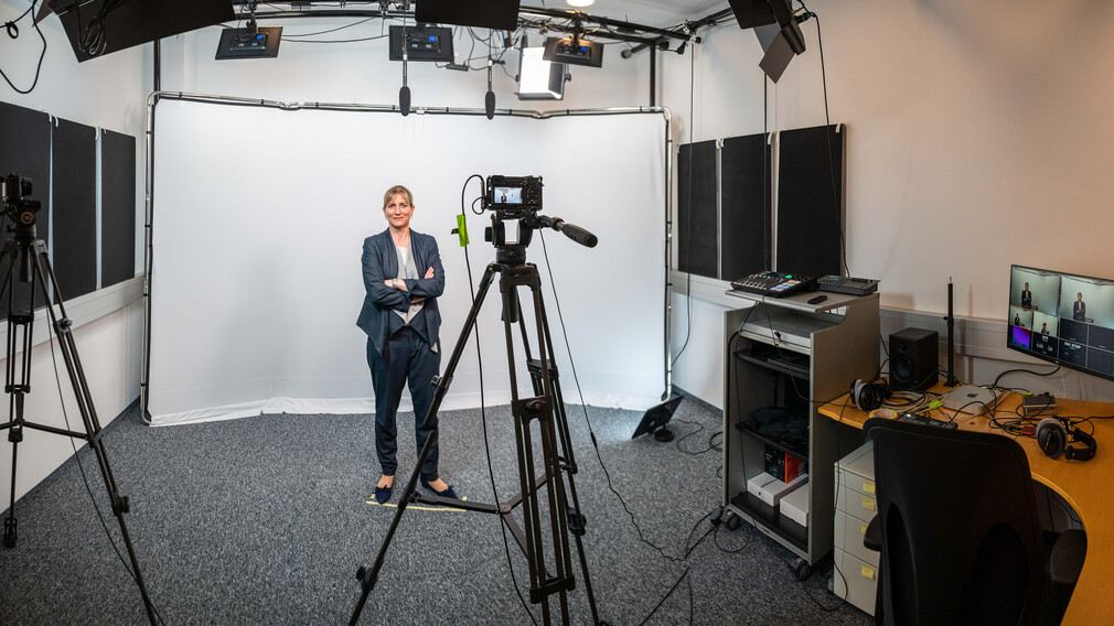 Person vor einer Kamera in einem Studio. (Foto: Kalteis)
