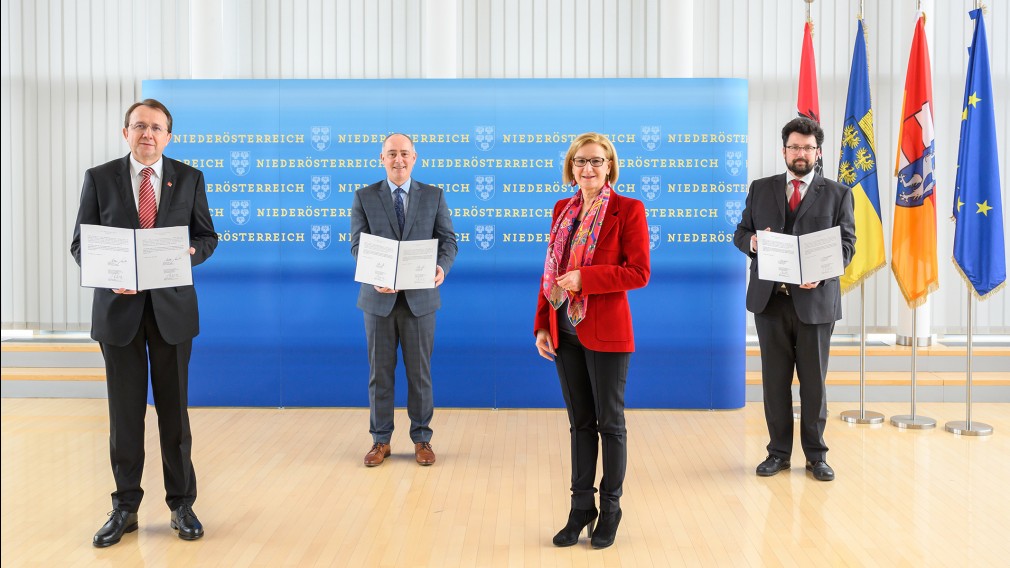 Bürgermeister Matthias Stadler mit seinen beiden Vizebürgermeistern Harald Ludwig und Matthias Adl bei der Angelobung durch Landeshauptfrau Johanna Mikl-Leitner (NLK_Burchhart).