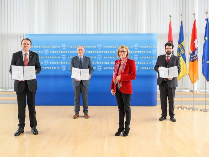 Bürgermeister Matthias Stadler mit seinen beiden Vizebürgermeistern Harald Ludwig und Matthias Adl bei der Angelobung durch Landeshauptfrau Johanna Mikl-Leitner (NLK_Burchhart).