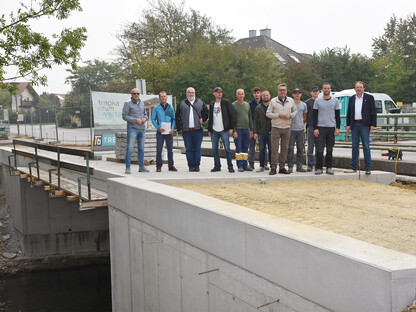 Die neue Geh- und Radwegbrücke am E-Werkweg in Ratzersdorf ermöglicht ab Ende kommender Woche ein sicheres Überqueren des Werks-Bachs für Fußgänger:innen und Radfahrer:innen. (Foto: Josef Vorlaufer)