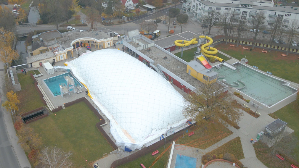 Luftaufnahme von der Traglufthalle im St. Pöltner Freibad Citysplash.