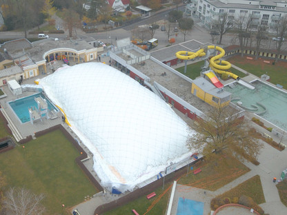 Luftaufnahme von der Traglufthalle im St. Pöltner Freibad Citysplash.