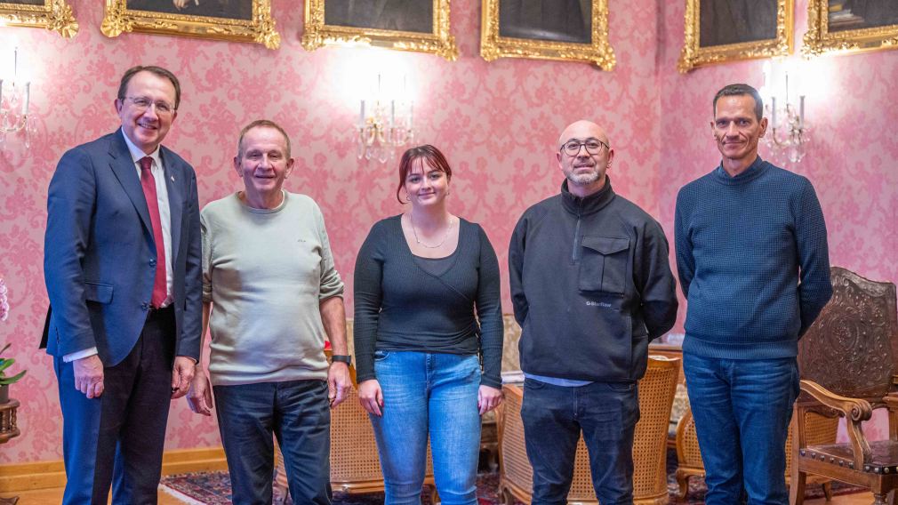 Ein Gruppenfoto im Bürgermeisterzimmer